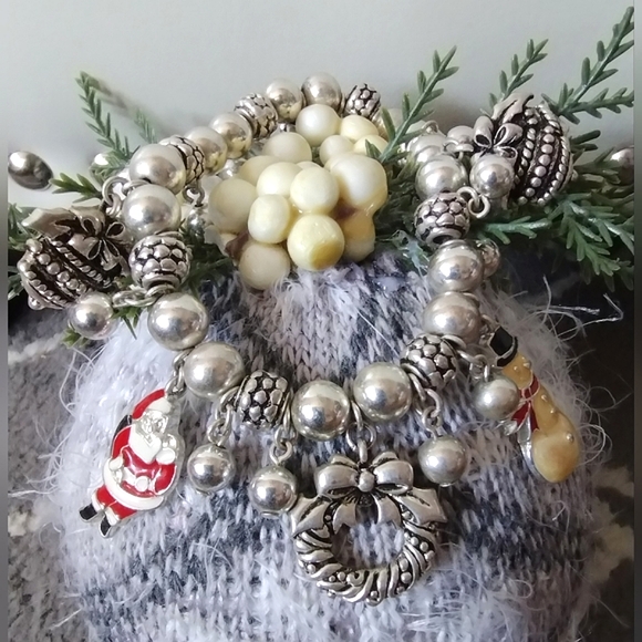Avon Christmas 🎄 Charm Bracelet ⛄ - Picture 4 of 14